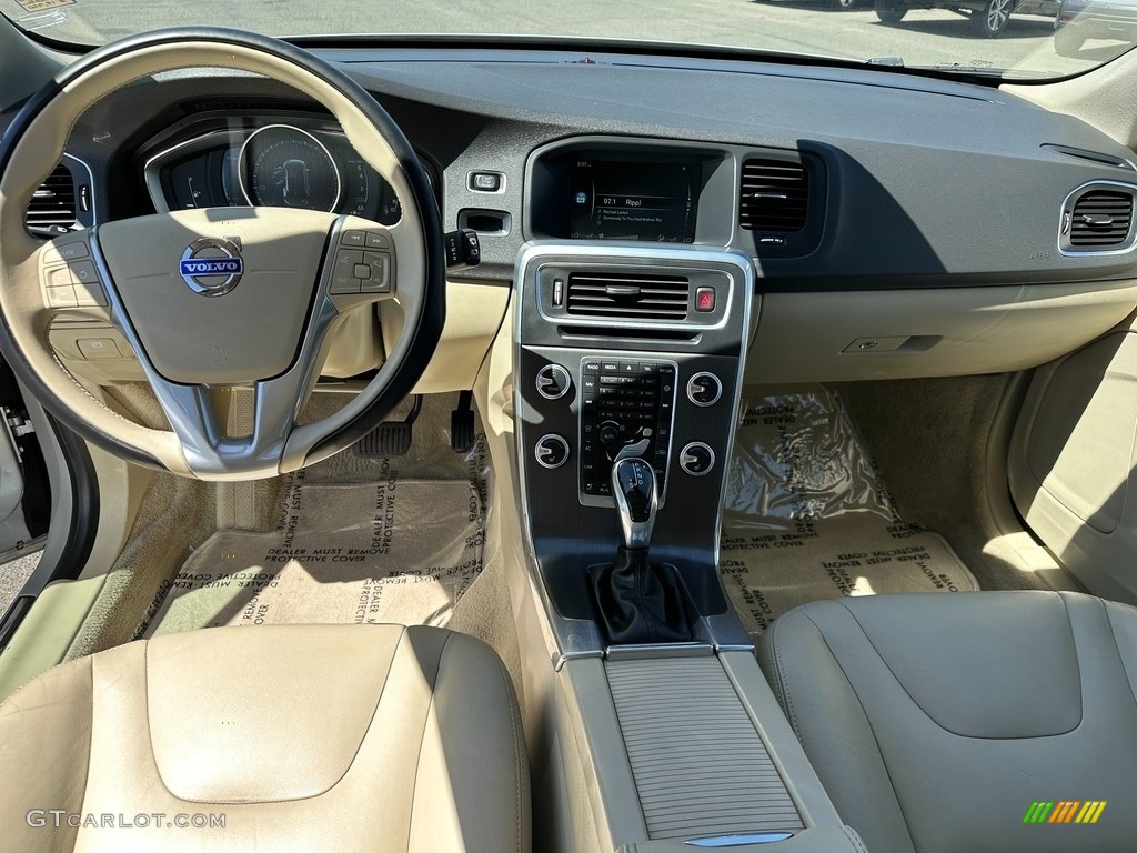 2015 Volvo V60 T5 Drive-E Dashboard Photos