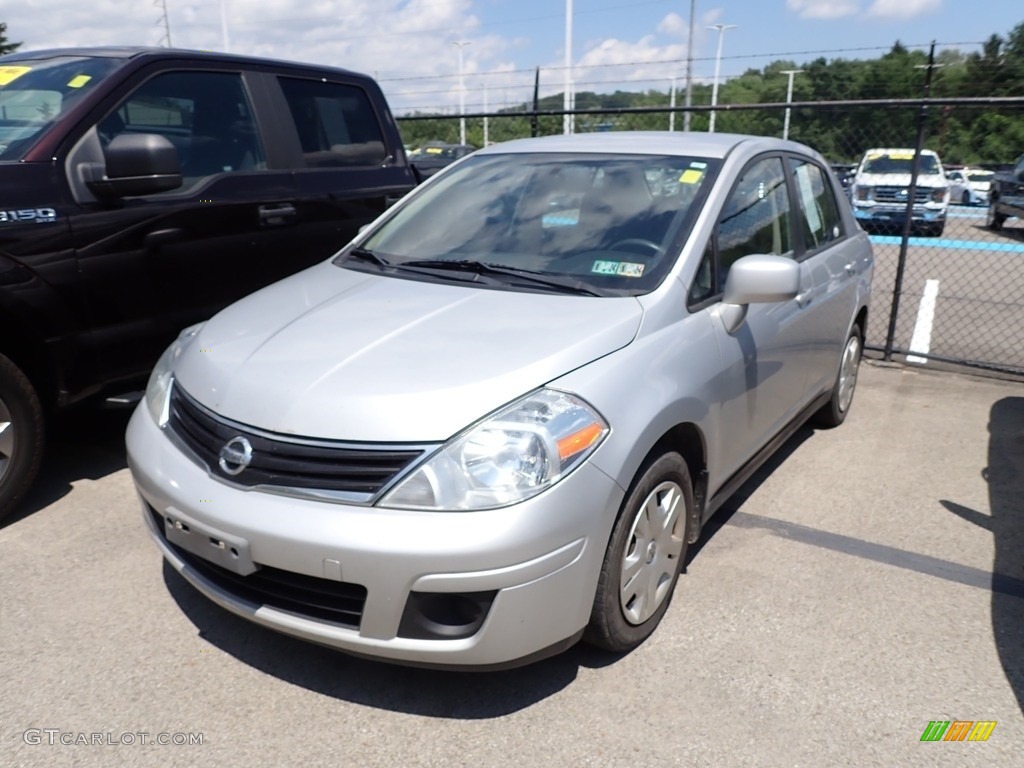 2011 Versa 1.8 S Sedan - Brilliant Silver Metallic / Charcoal photo #2