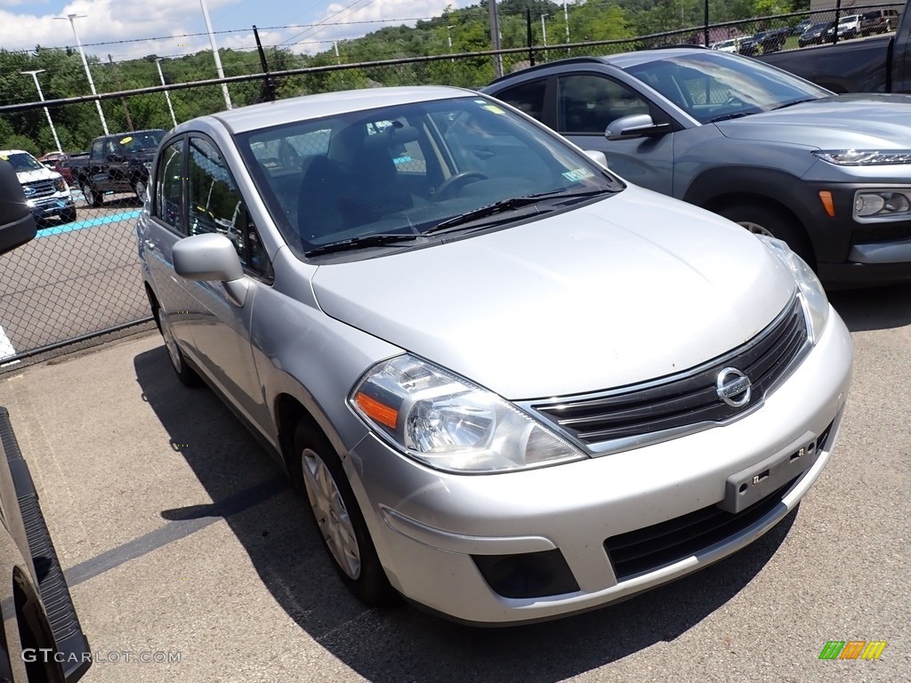 2011 Versa 1.8 S Sedan - Brilliant Silver Metallic / Charcoal photo #4