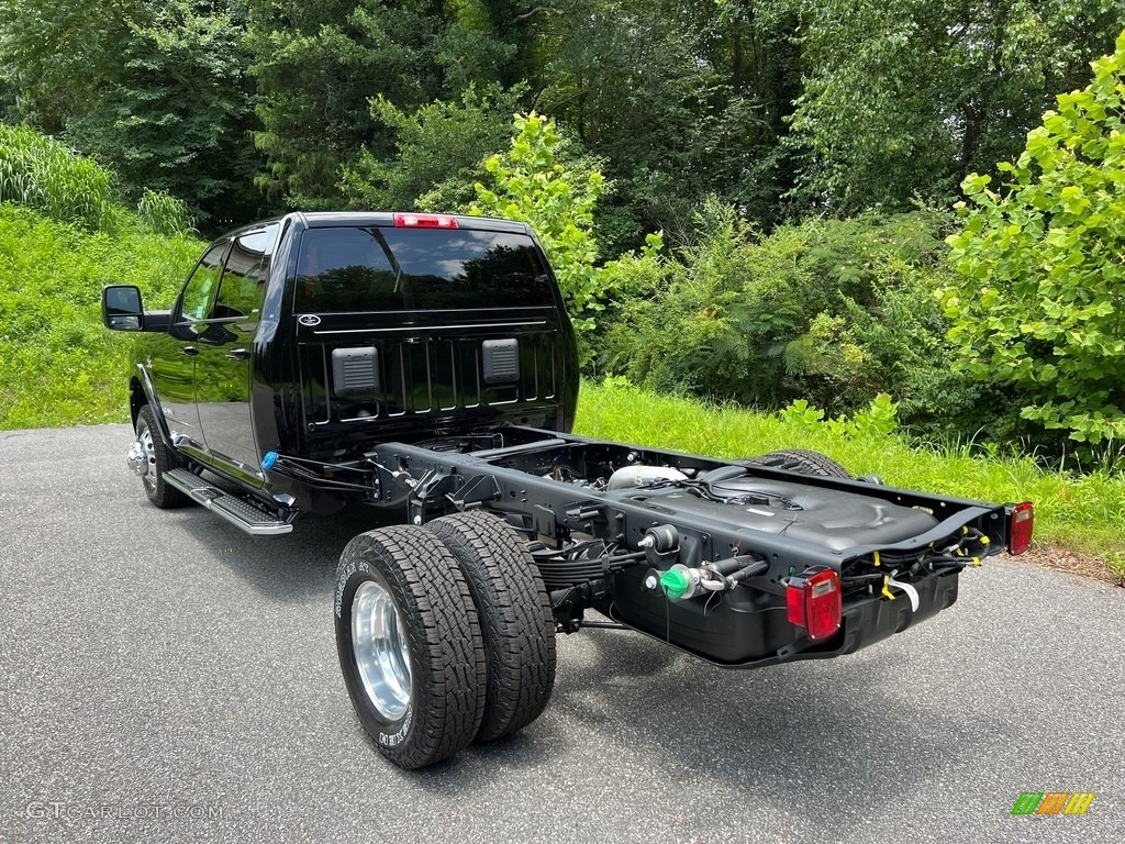 2023 3500 Laramie Crew Cab 4x4 Chassis - Diamond Black Crystal Pearl / Black photo #8