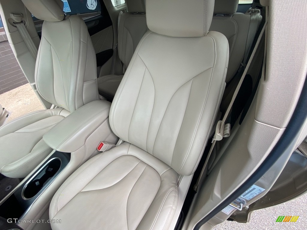 2017 Lincoln MKC Premier Front Seat Photos
