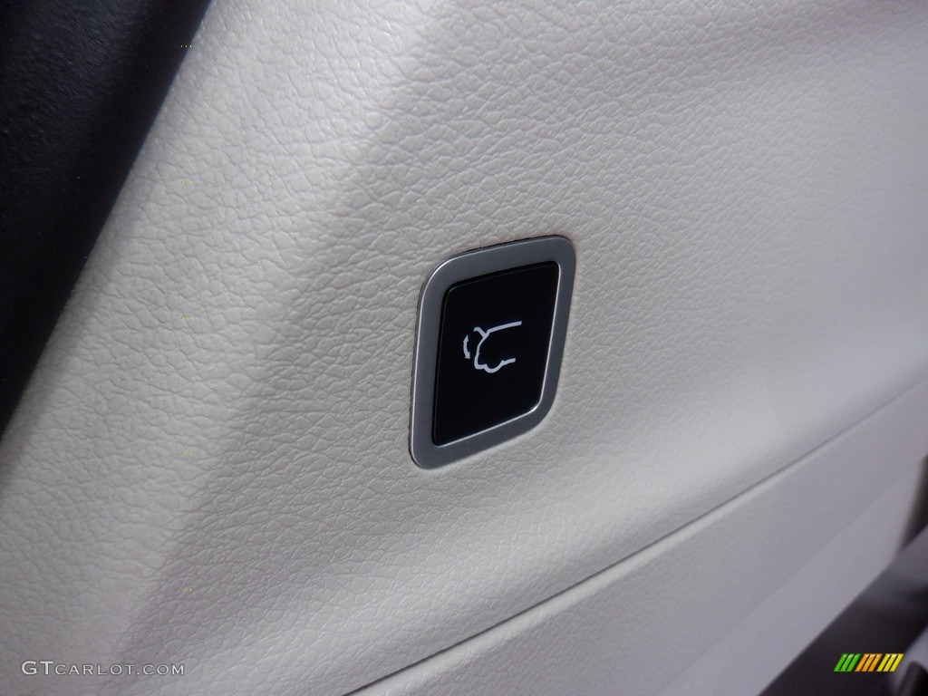2020 Pacifica Touring - Luxury White Pearl / Alloy/Black photo #29