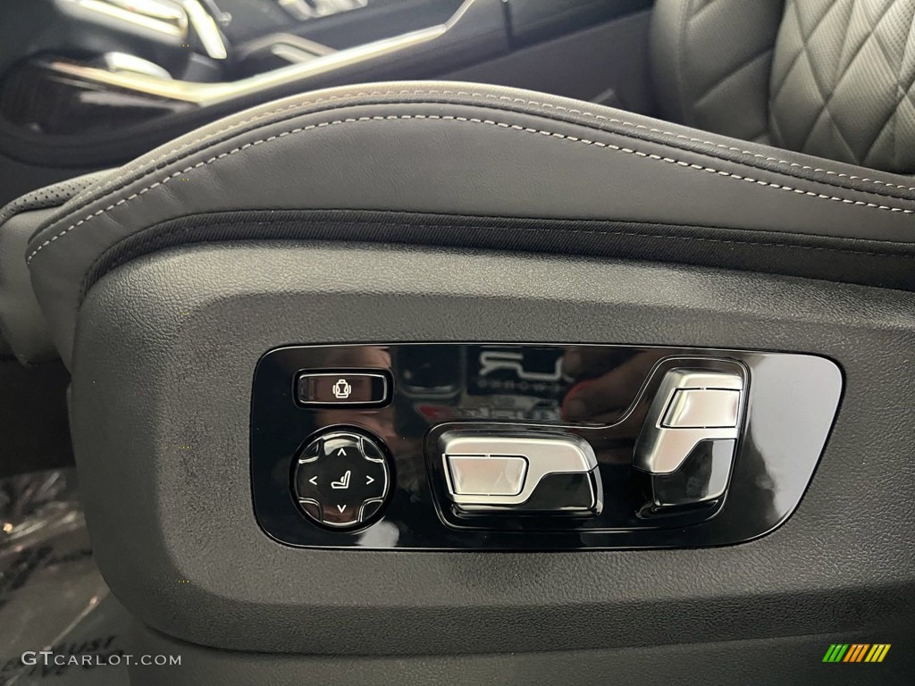 2024 BMW X7 xDrive40i Front Seat Photo #146350012