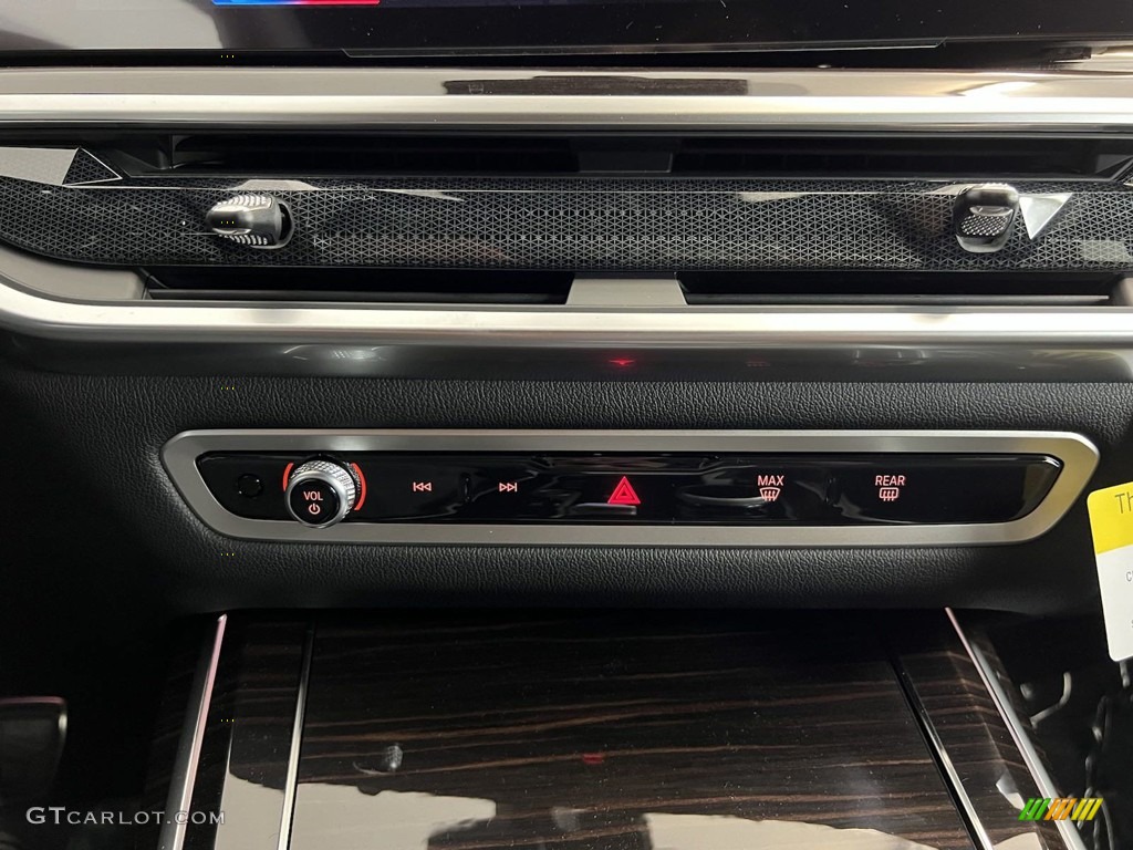 2024 BMW X7 xDrive40i Controls Photo #146350378
