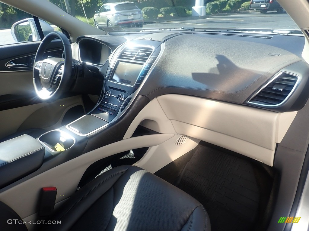 2020 Lincoln Nautilus Reserve AWD Dashboard Photos