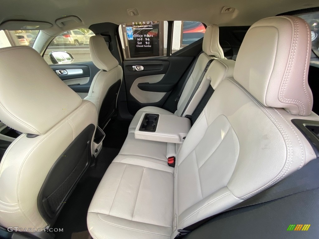 2020 XC40 T4 Momentum - Black Stone / Blond/Charcoal photo #14