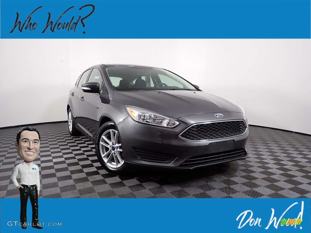 2017 Focus SE Hatch - Magnetic / Charcoal Black photo #2