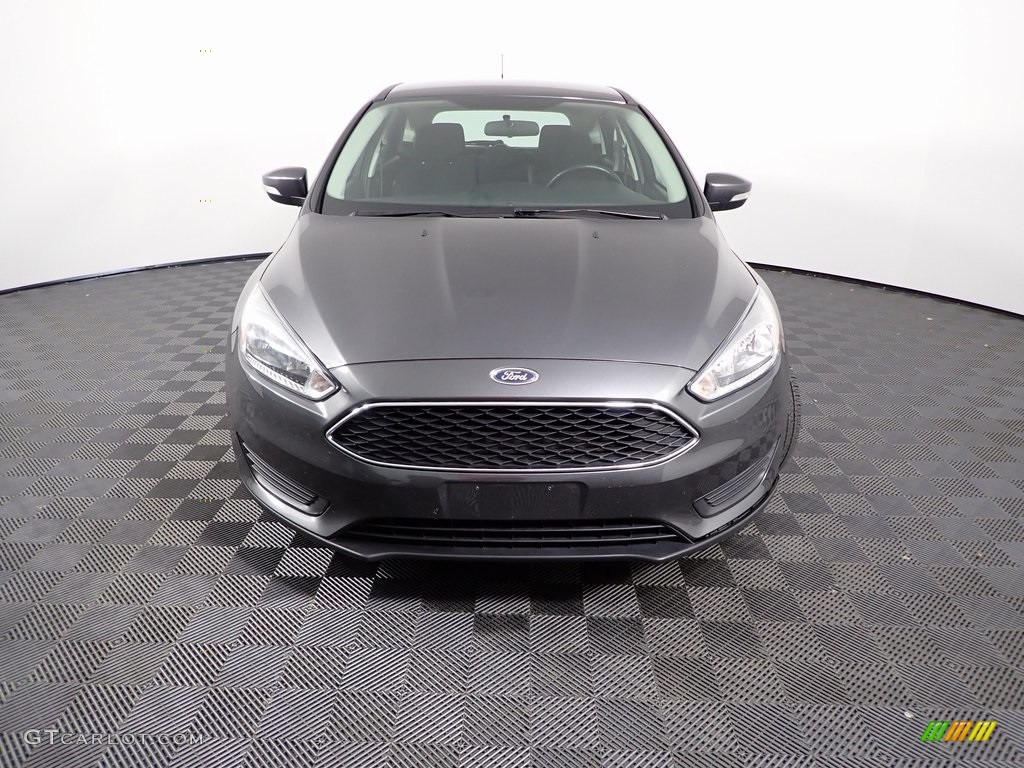 2017 Focus SE Hatch - Magnetic / Charcoal Black photo #6