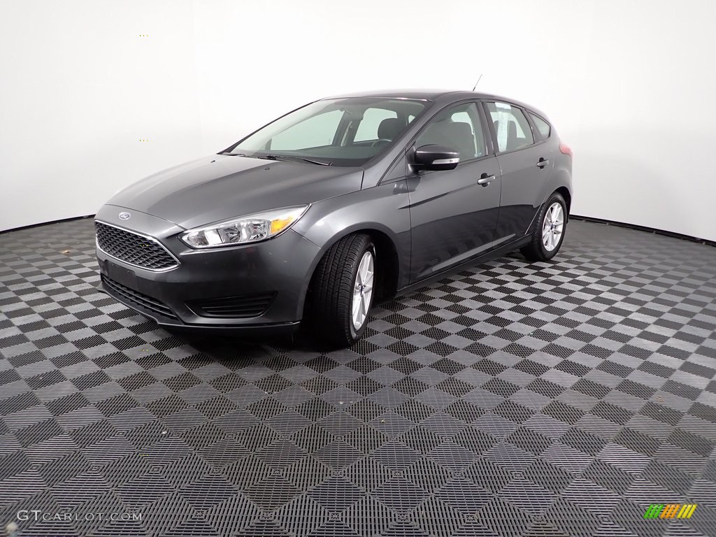 2017 Focus SE Hatch - Magnetic / Charcoal Black photo #1