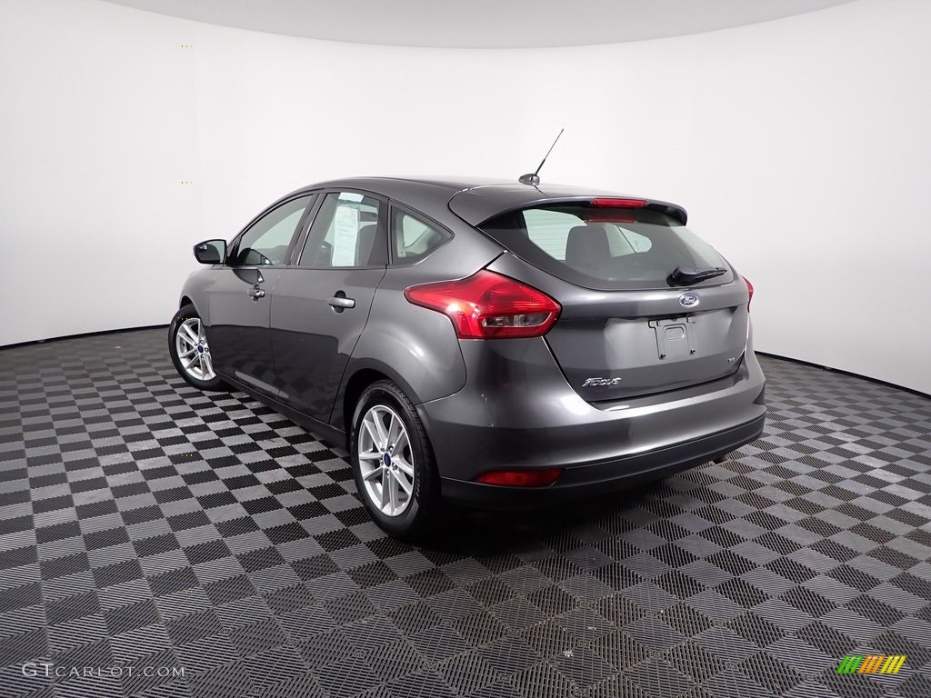 2017 Focus SE Hatch - Magnetic / Charcoal Black photo #7