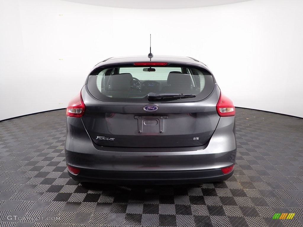 2017 Focus SE Hatch - Magnetic / Charcoal Black photo #8