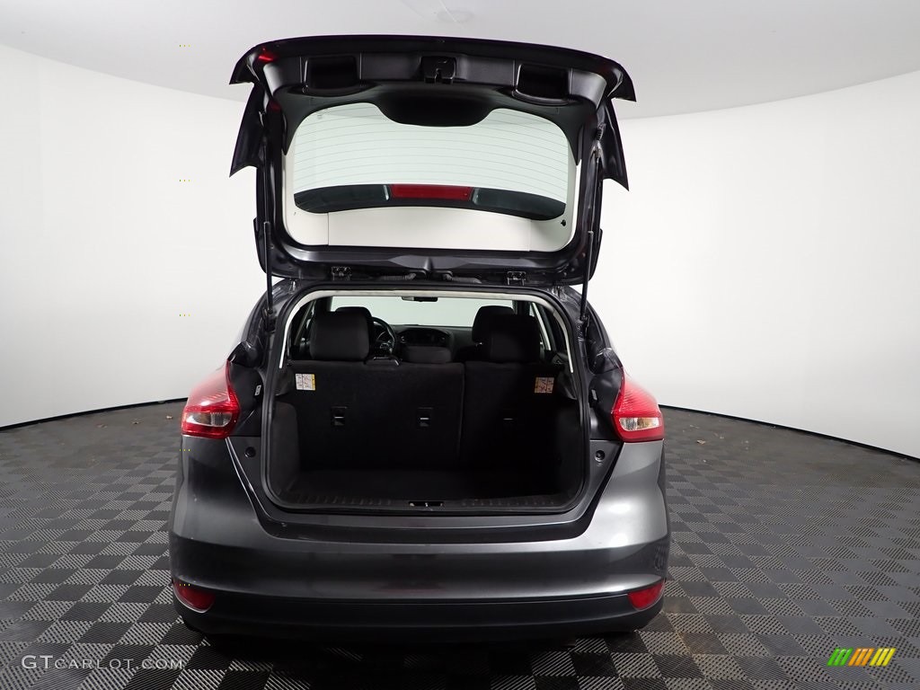 2017 Focus SE Hatch - Magnetic / Charcoal Black photo #9