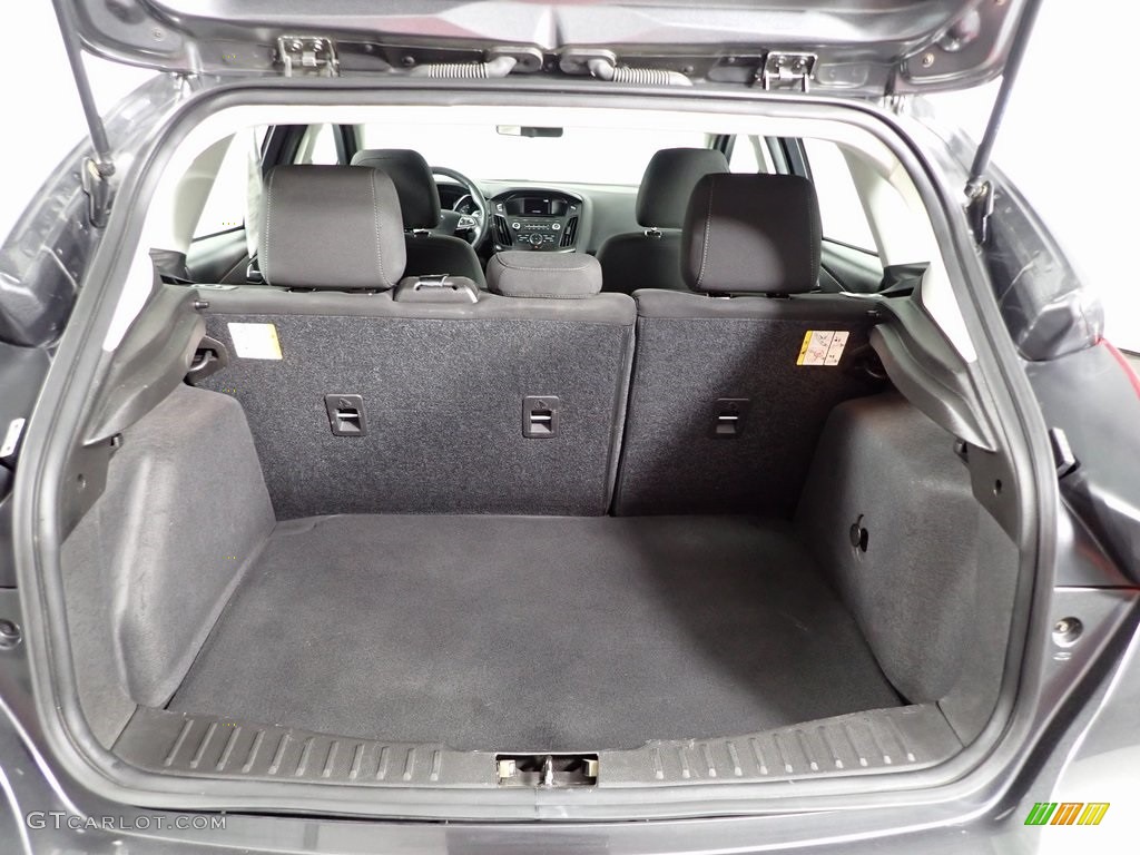 2017 Focus SE Hatch - Magnetic / Charcoal Black photo #10