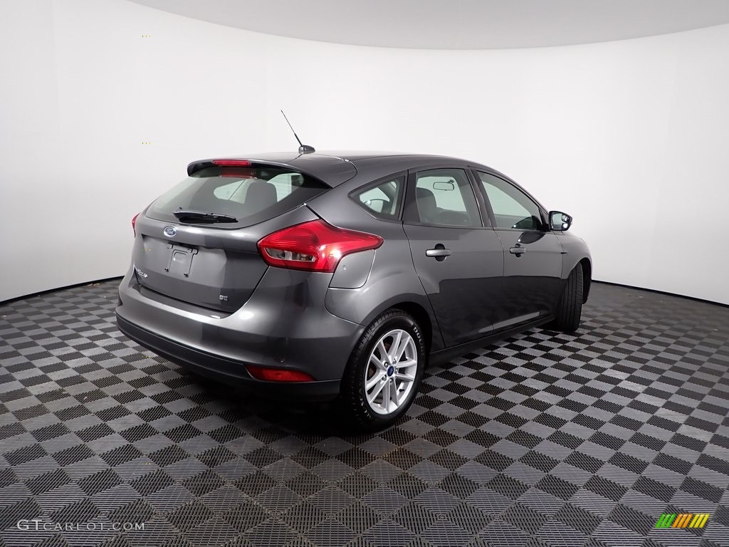2017 Focus SE Hatch - Magnetic / Charcoal Black photo #11
