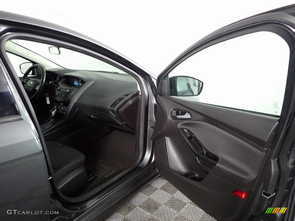2017 Focus SE Hatch - Magnetic / Charcoal Black photo #25