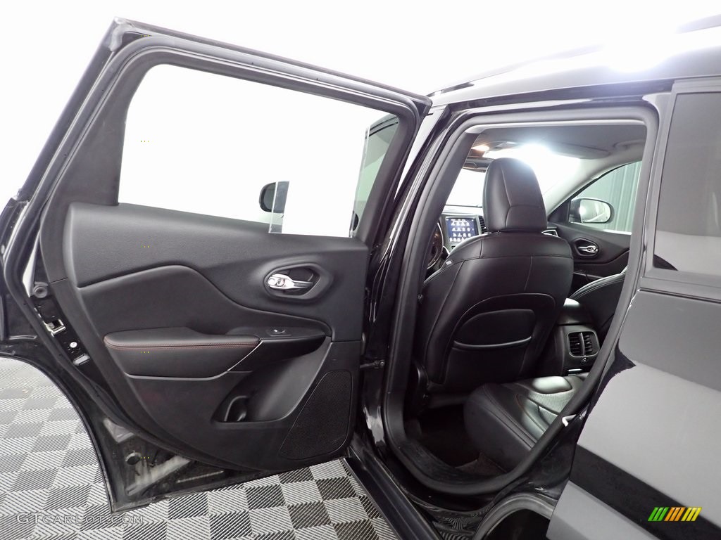 2019 Cherokee Trailhawk 4x4 - Diamond Black Crystal Pearl / Black photo #23