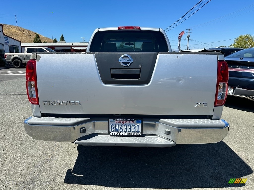 2009 Frontier SE King Cab - Radiant Silver / Steel photo #5