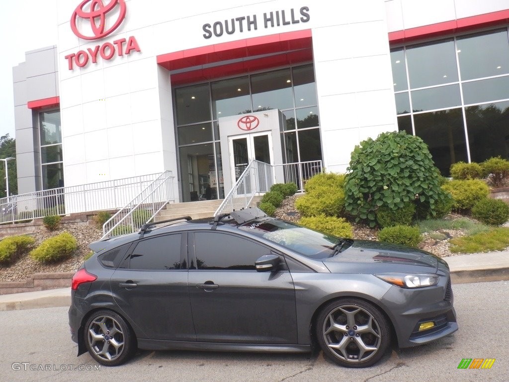2017 Focus ST Hatch - Magnetic / Charcoal Black photo #2