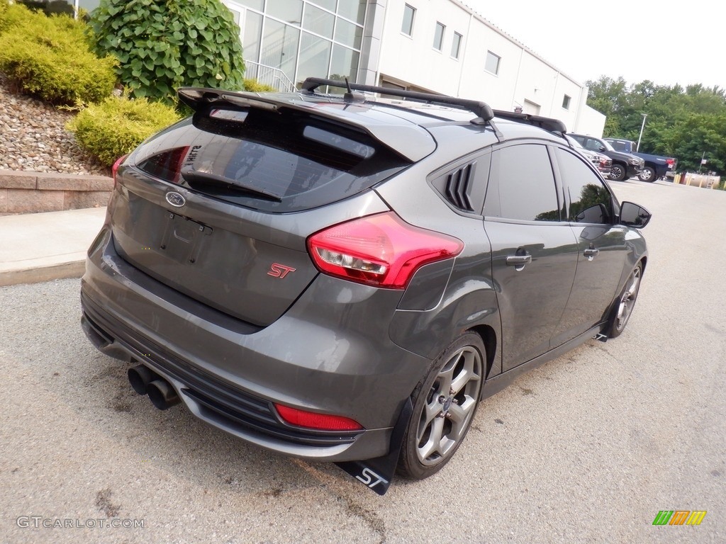 2017 Focus ST Hatch - Magnetic / Charcoal Black photo #17