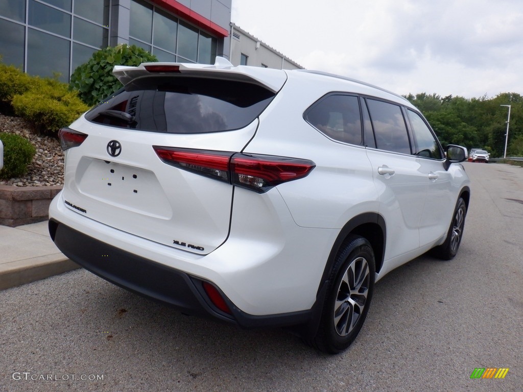 2022 Highlander XLE AWD - Wind Chill Pearl / Black photo #19