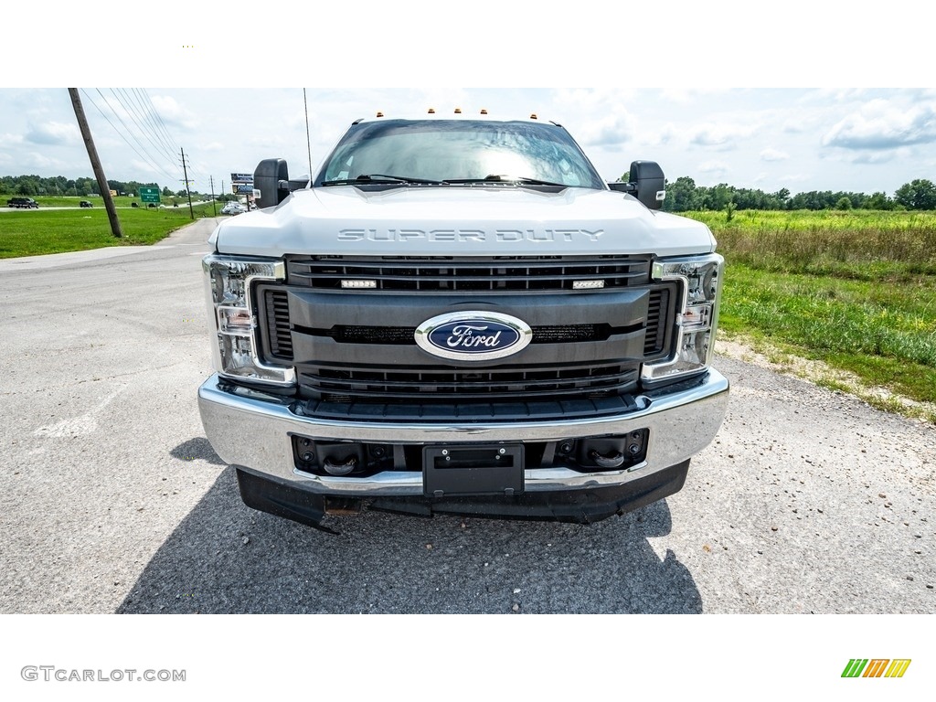 2019 F350 Super Duty XL Crew Cab 4x4 - Oxford White / Earth Gray photo #9