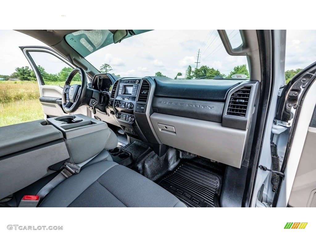2019 F350 Super Duty XL Crew Cab 4x4 - Oxford White / Earth Gray photo #23