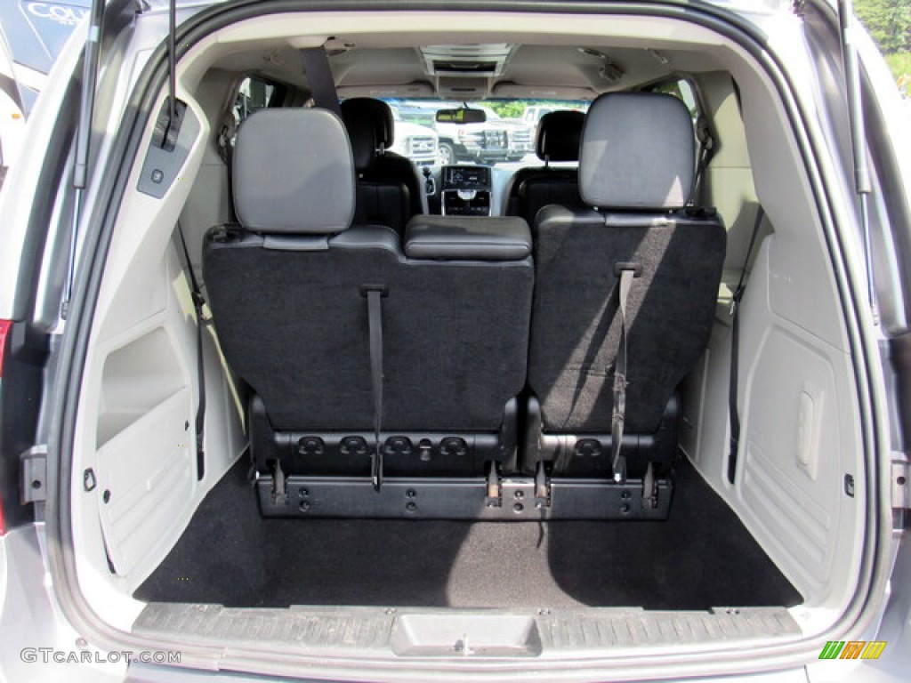 2013 Chrysler Town & Country Touring Trunk Photos