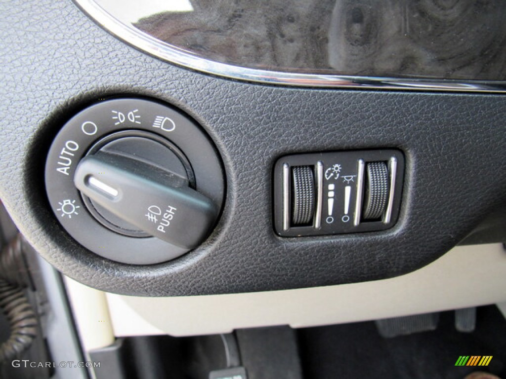 2013 Chrysler Town & Country Touring Controls Photo #146443280
