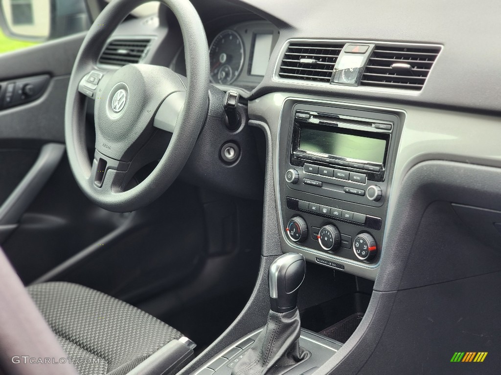 2014 Volkswagen Passat 1.8T S Controls Photos