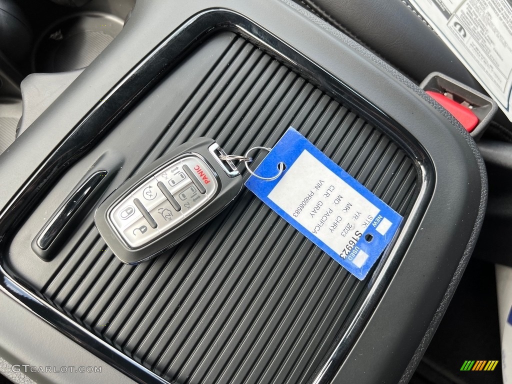 2023 Chrysler Pacifica Touring L S Appearance Package Keys Photo #146448872