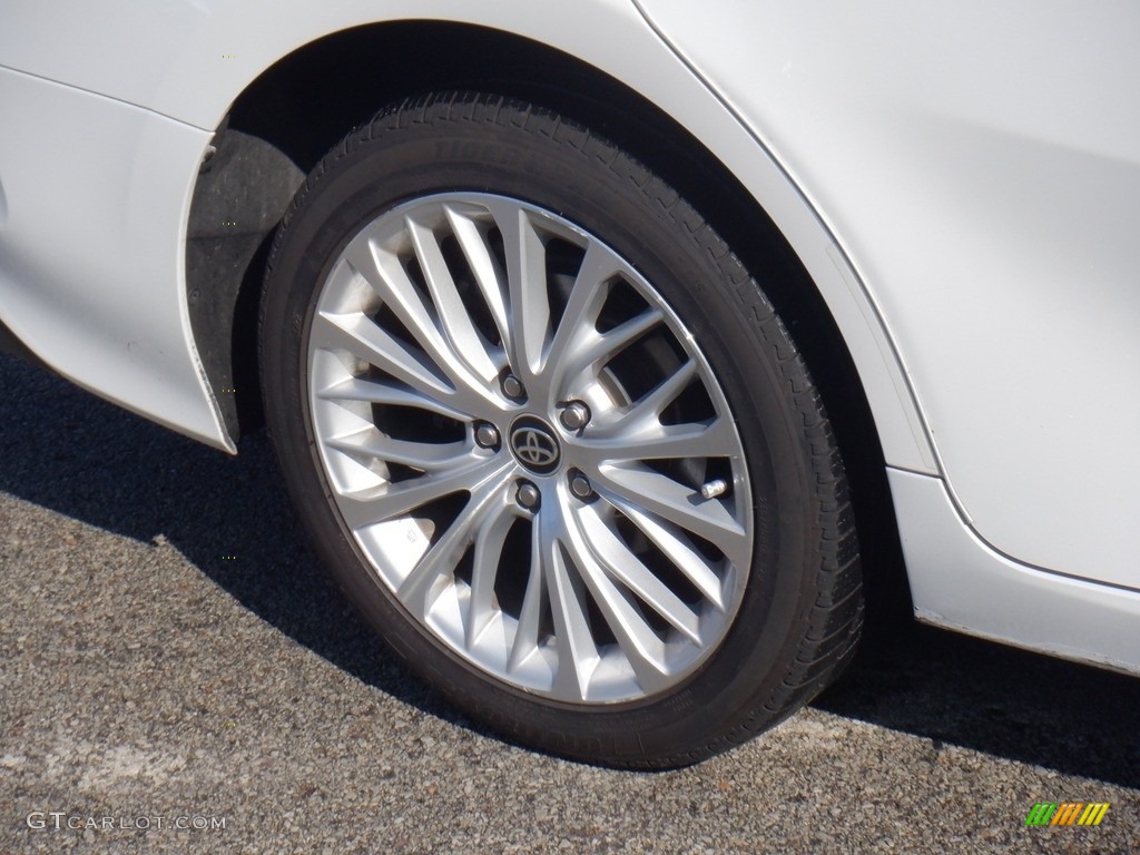 2020 Toyota Camry Hybrid XLE Wheel Photos