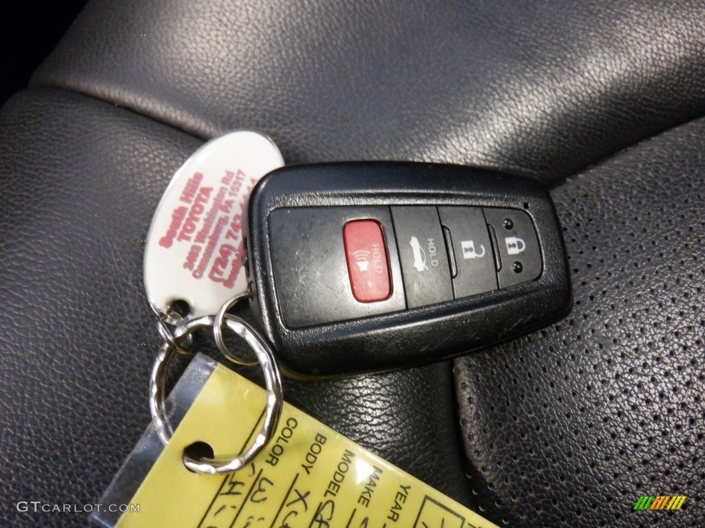 2020 Toyota Camry Hybrid XLE Keys Photos
