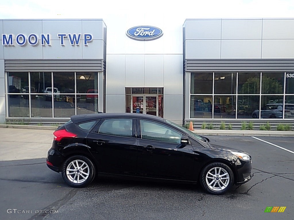 2017 Focus SE Hatch - Shadow Black / Charcoal Black photo #1