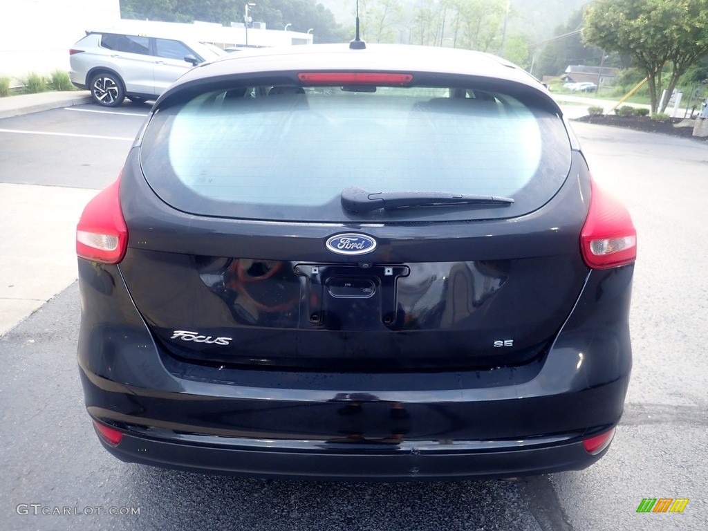 2017 Focus SE Hatch - Shadow Black / Charcoal Black photo #3