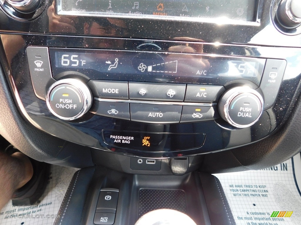 2019 Nissan Rogue Sport SL AWD Controls Photo #146464055