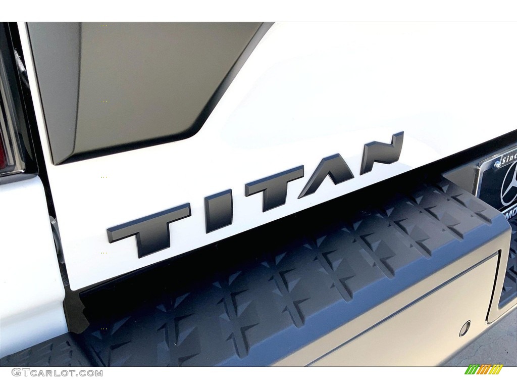 2023 Nissan Titan Pro-4X Crew Cab 4x4 Marks and Logos Photos
