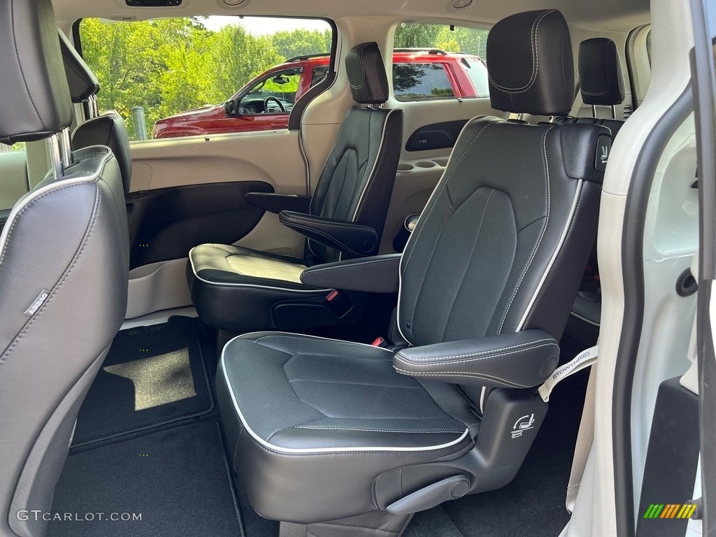 2023 Pacifica Limited AWD - Bright White / Black/Alloy photo #14