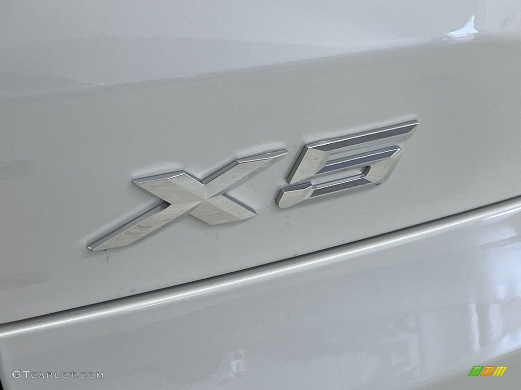 2024 BMW X5 xDrive40i Marks and Logos Photos