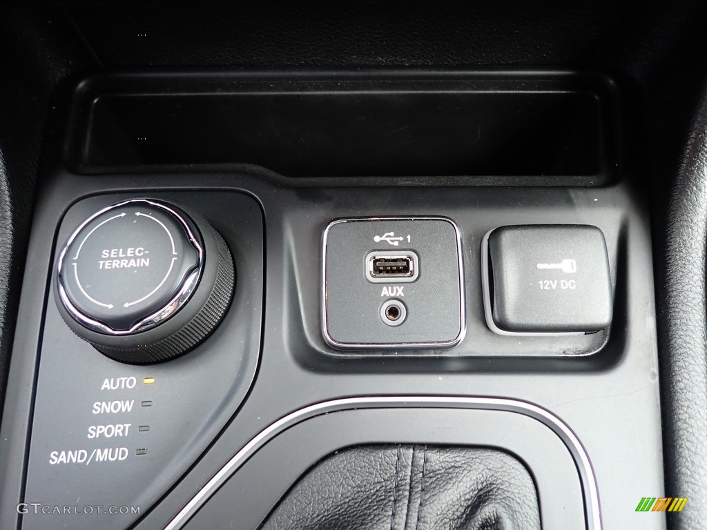 2021 Cherokee Latitude Lux 4x4 - Granite Crystal Metallic / Black photo #17