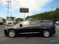 2022 Brilliant Black Crystal Pearl Chrysler Pacifica Touring L  photo #2