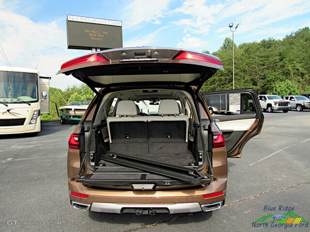 2019 BMW X7 xDrive40i Trunk Photo #146518151