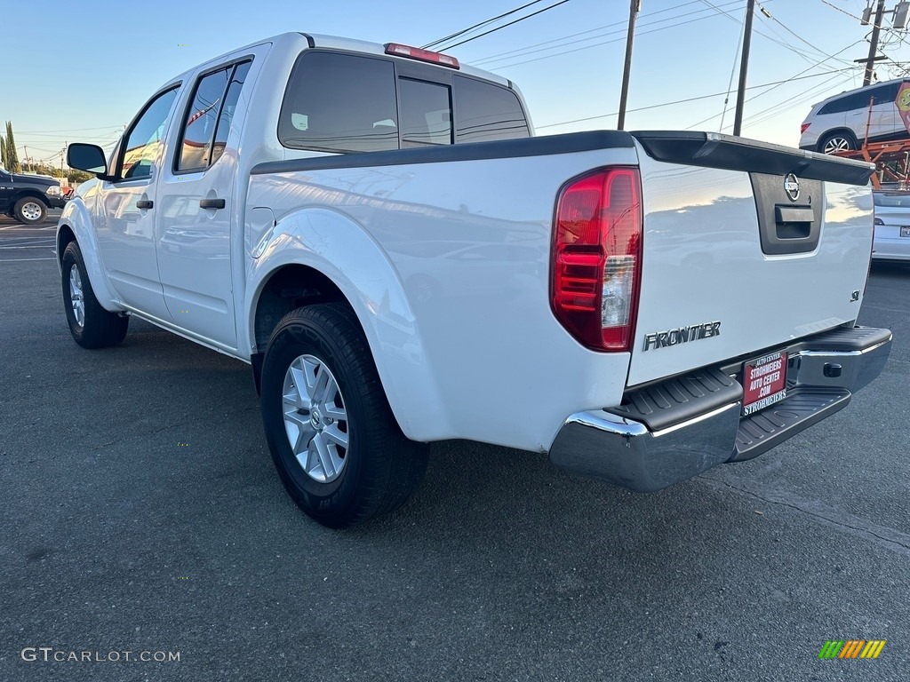 2019 Frontier SV Crew Cab - Glacier White / Steel photo #4