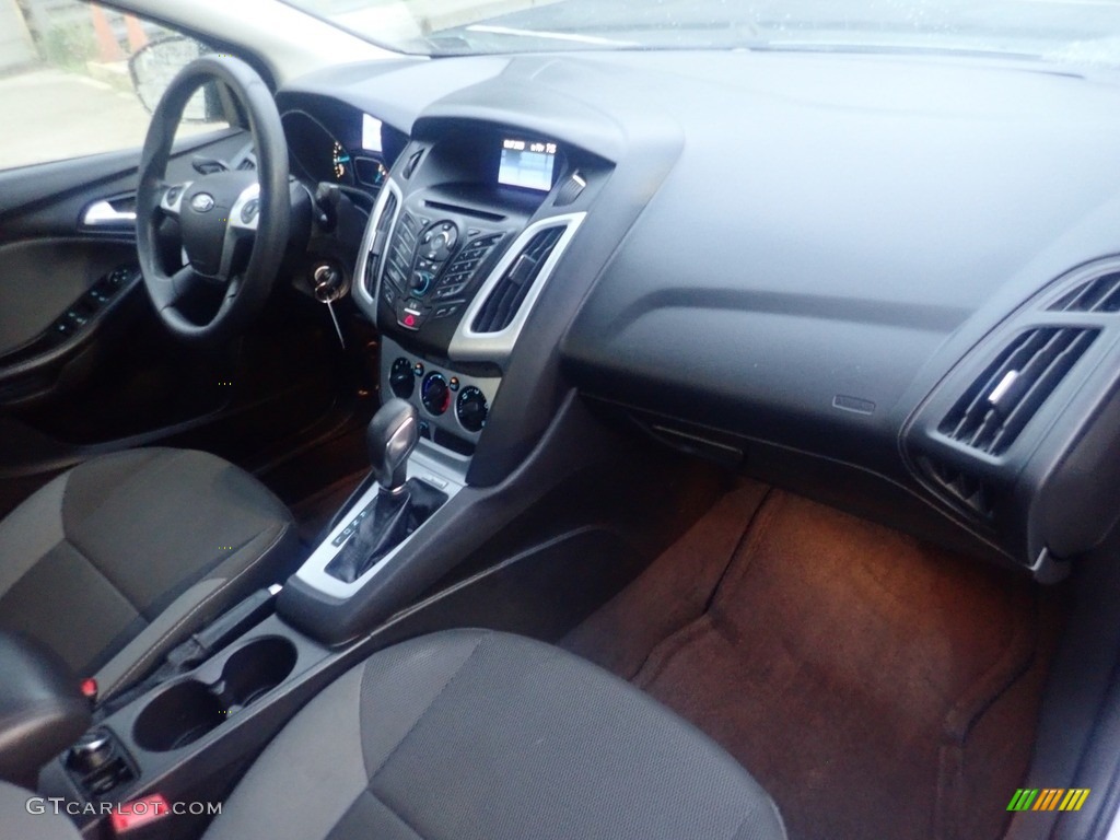 2014 Focus SE Sedan - Ingot Silver / Charcoal Black photo #11