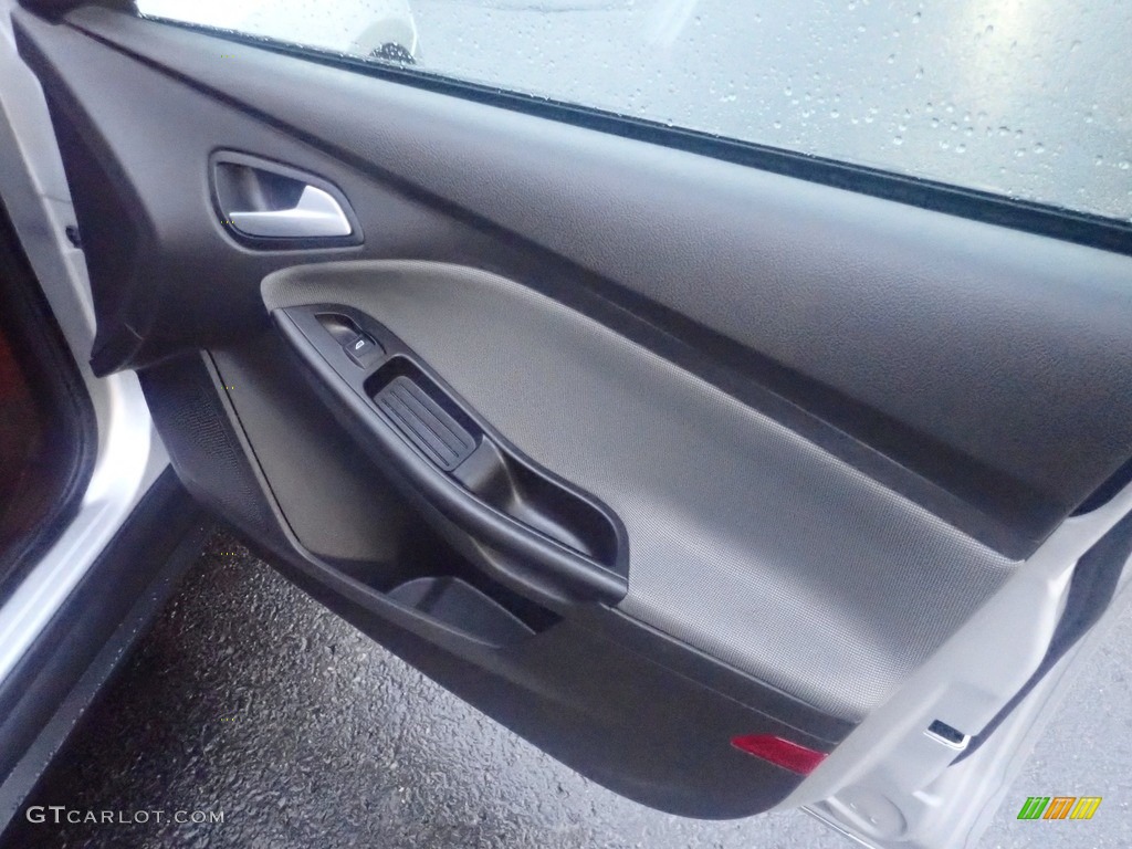 2014 Focus SE Sedan - Ingot Silver / Charcoal Black photo #14