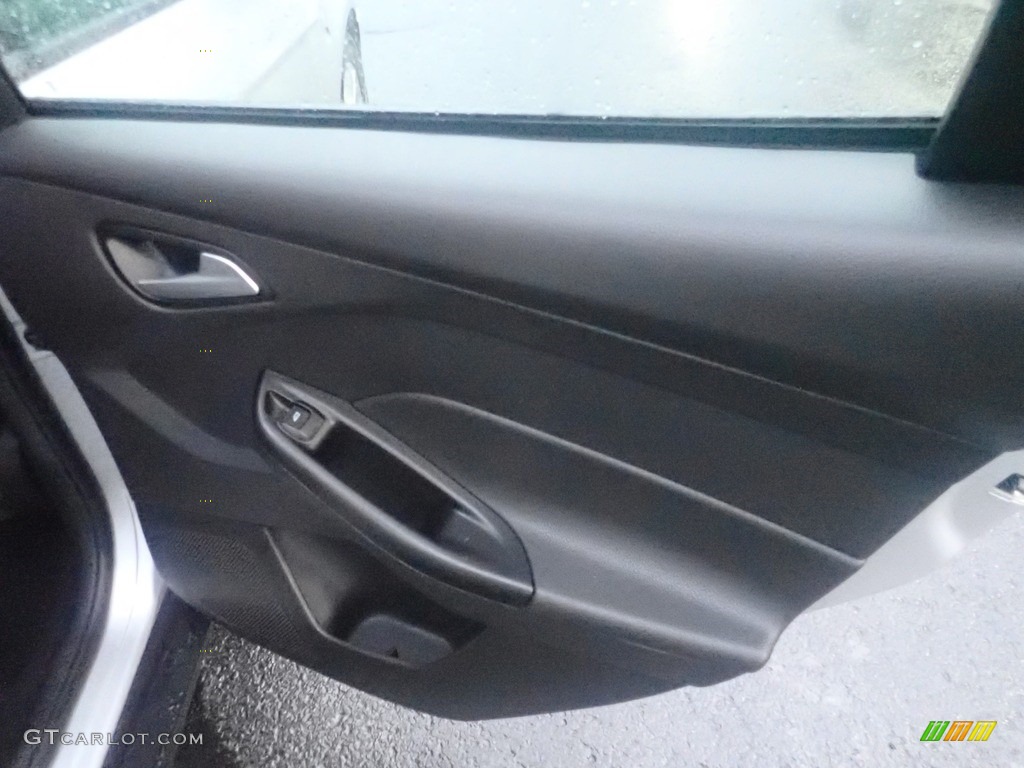 2014 Focus SE Sedan - Ingot Silver / Charcoal Black photo #16