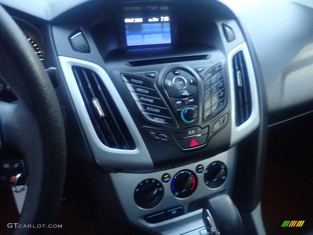 2014 Focus SE Sedan - Ingot Silver / Charcoal Black photo #26