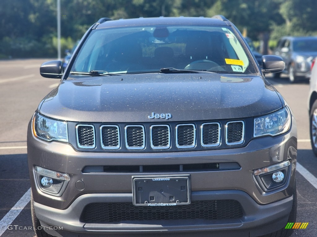 2020 Compass Latitude 4x4 - Granite Crystal Metallic / Black photo #2