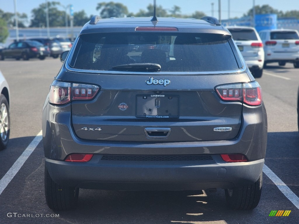 2020 Compass Latitude 4x4 - Granite Crystal Metallic / Black photo #4