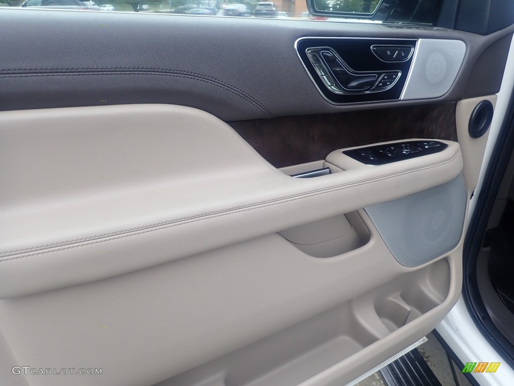2022 Lincoln Navigator Reserve 4x4 Door Panel Photos