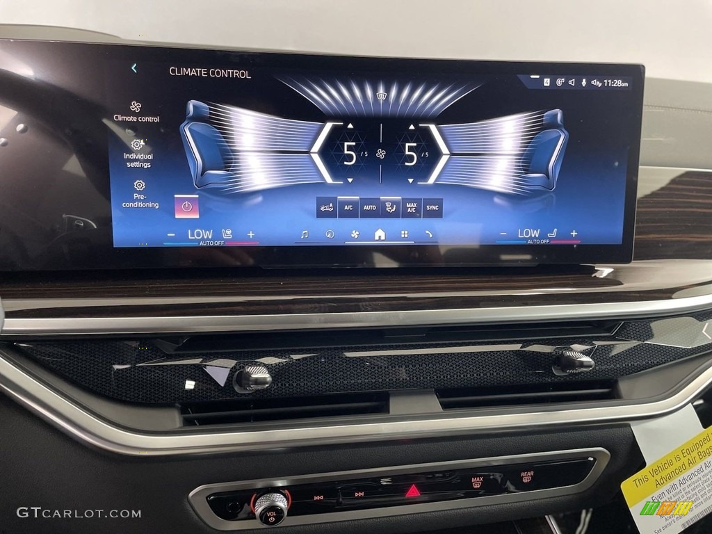 2024 BMW X7 xDrive40i Controls Photo #146551993